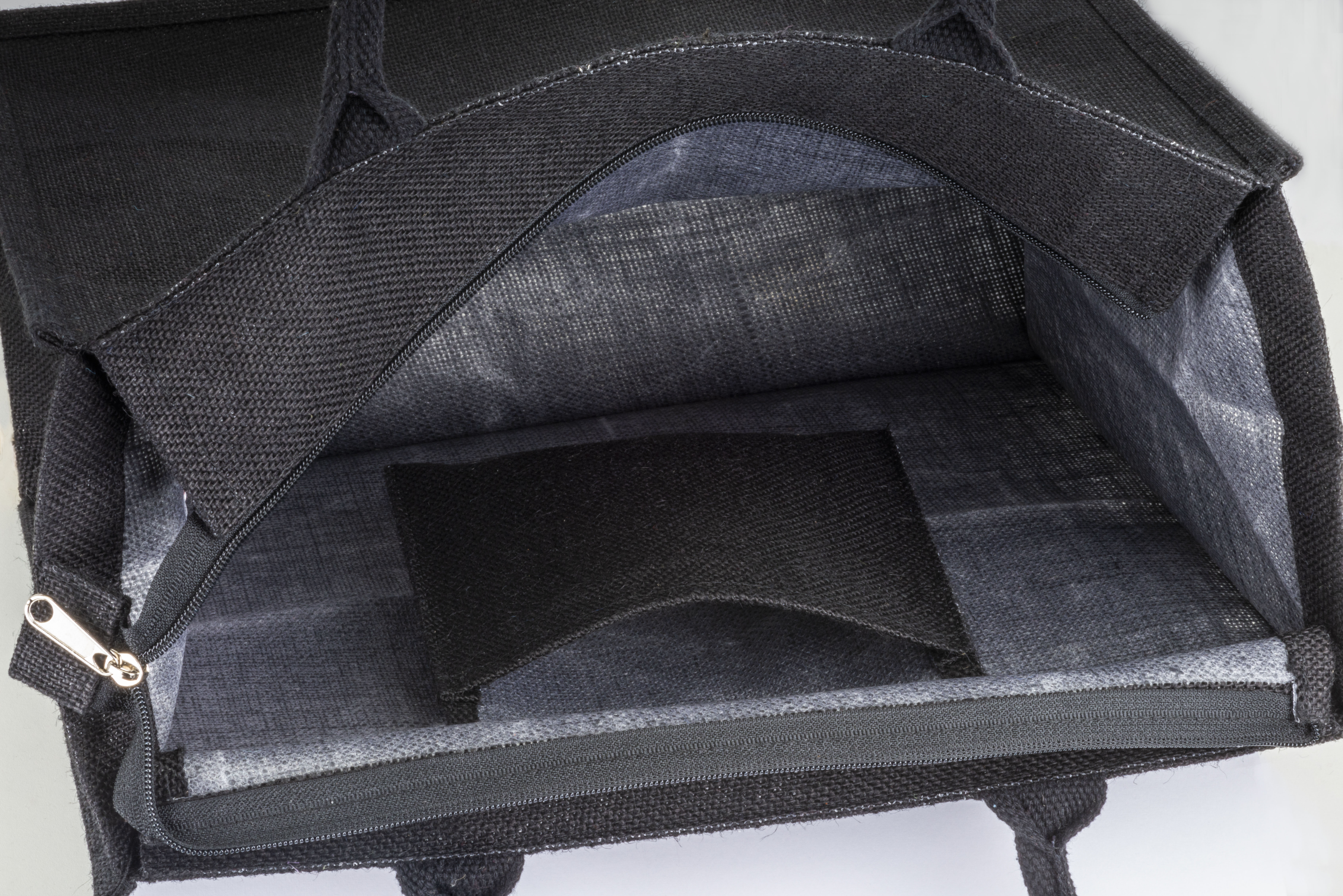 Borsa in juta con manici in cotone. Dotata di chiusura a zip