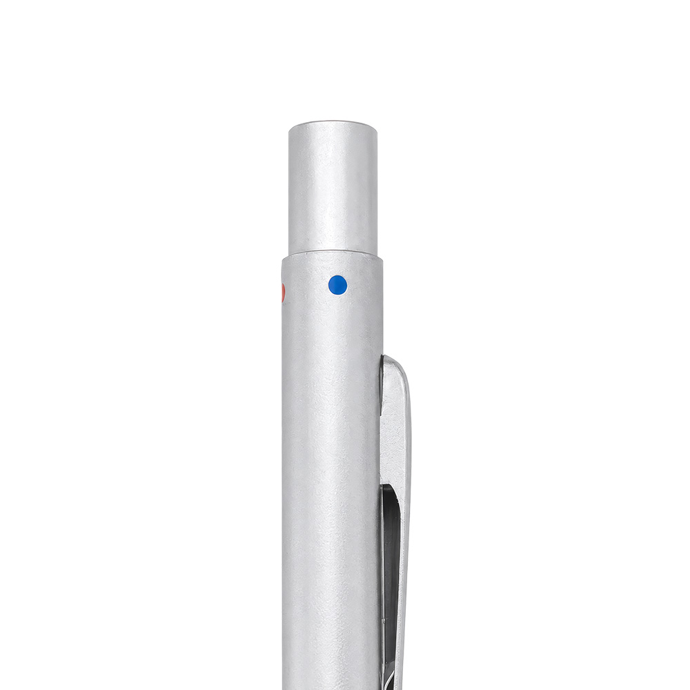 Penna a scatto in metallo. Quattro refill (nero, blu, rosso, verde)