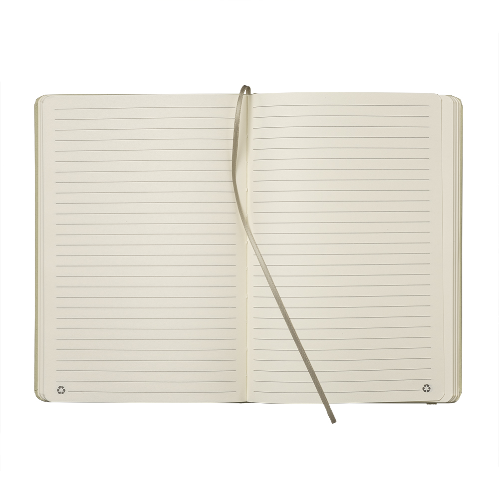 Quaderno con copertina realizzata con i residui di frutta ed elastico di chiusura
