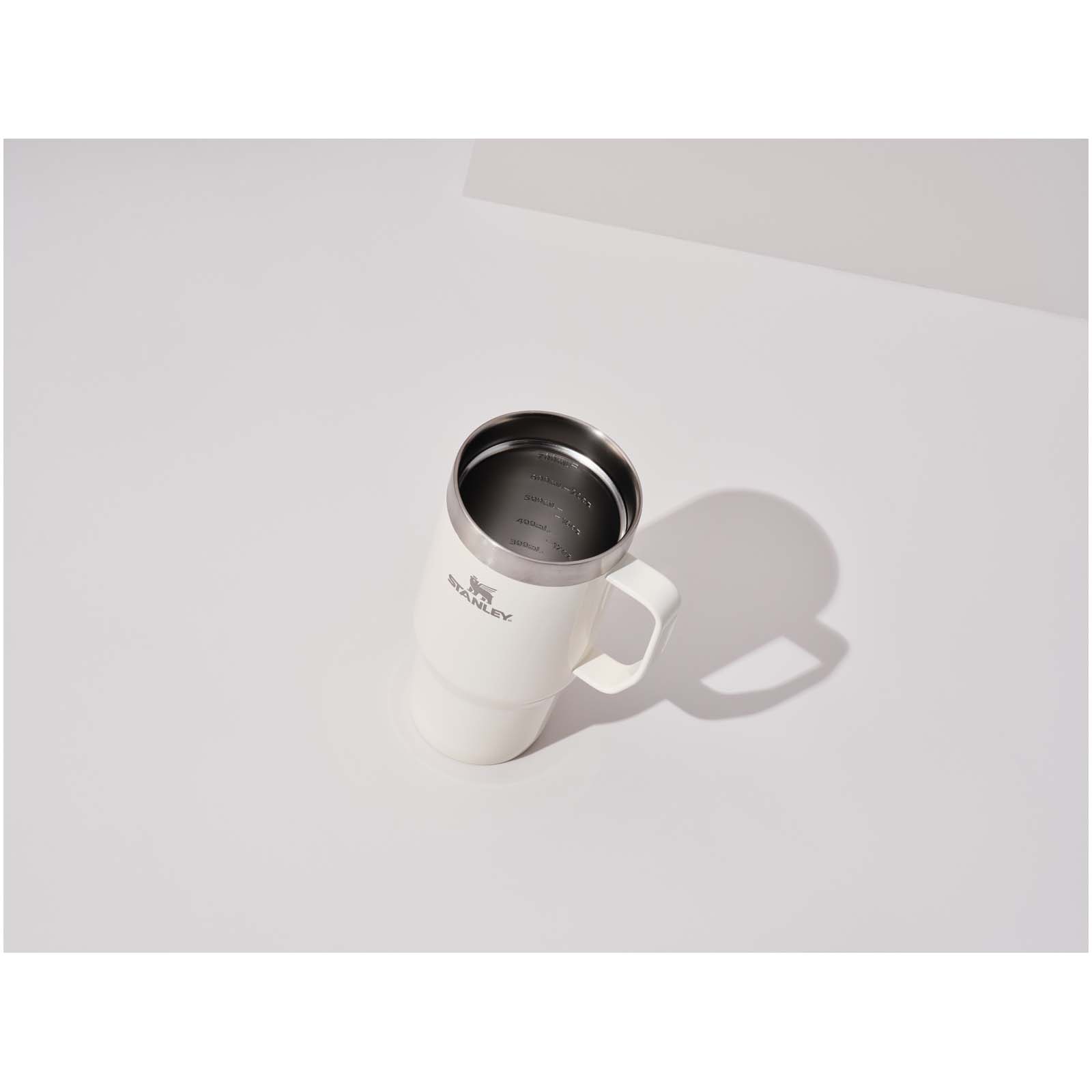 Tazza isolata Stanley Everyday Suburban da 473 ml in acciaio inox riciclato
