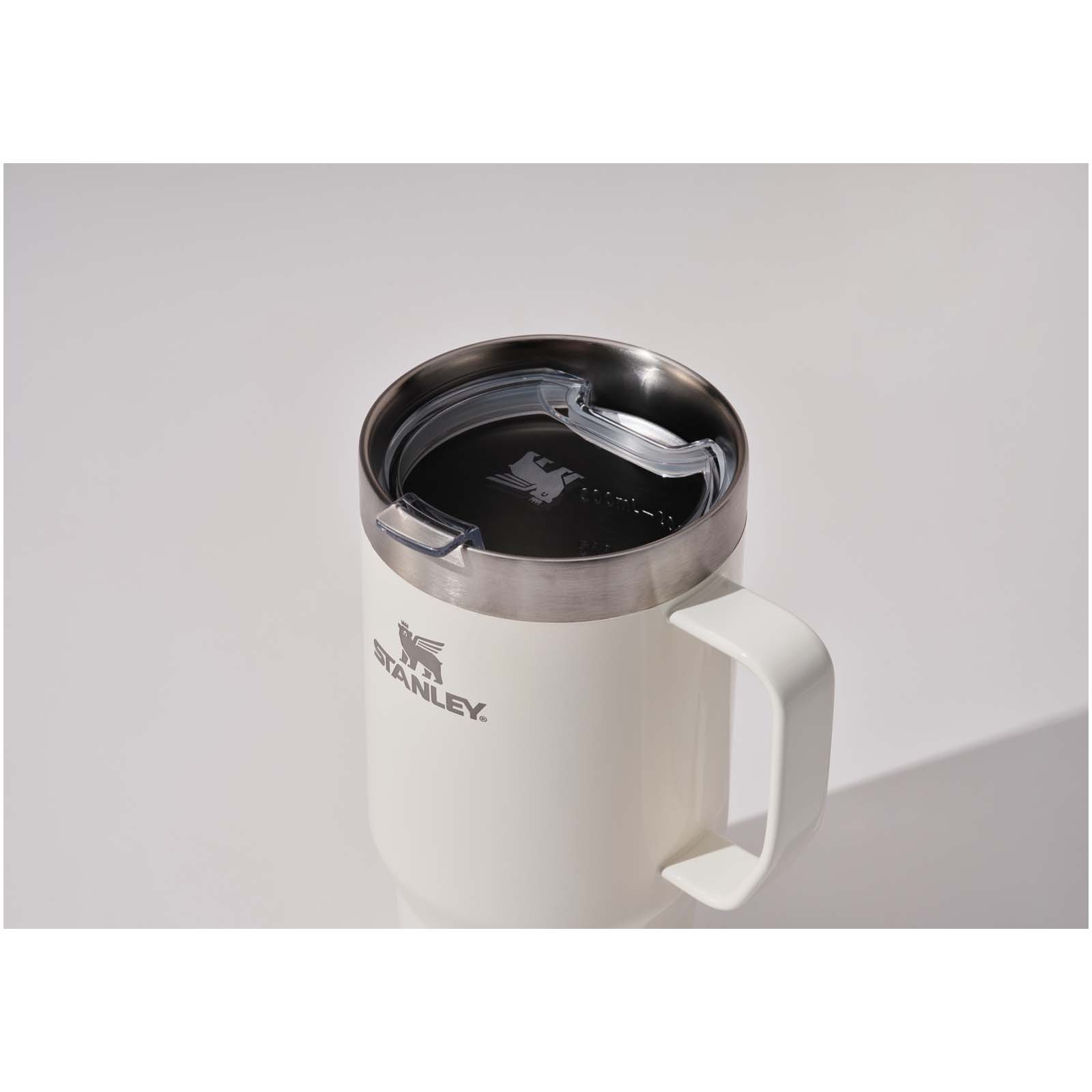 Tazza isolata Stanley Everyday Suburban da 473 ml in acciaio inox riciclato