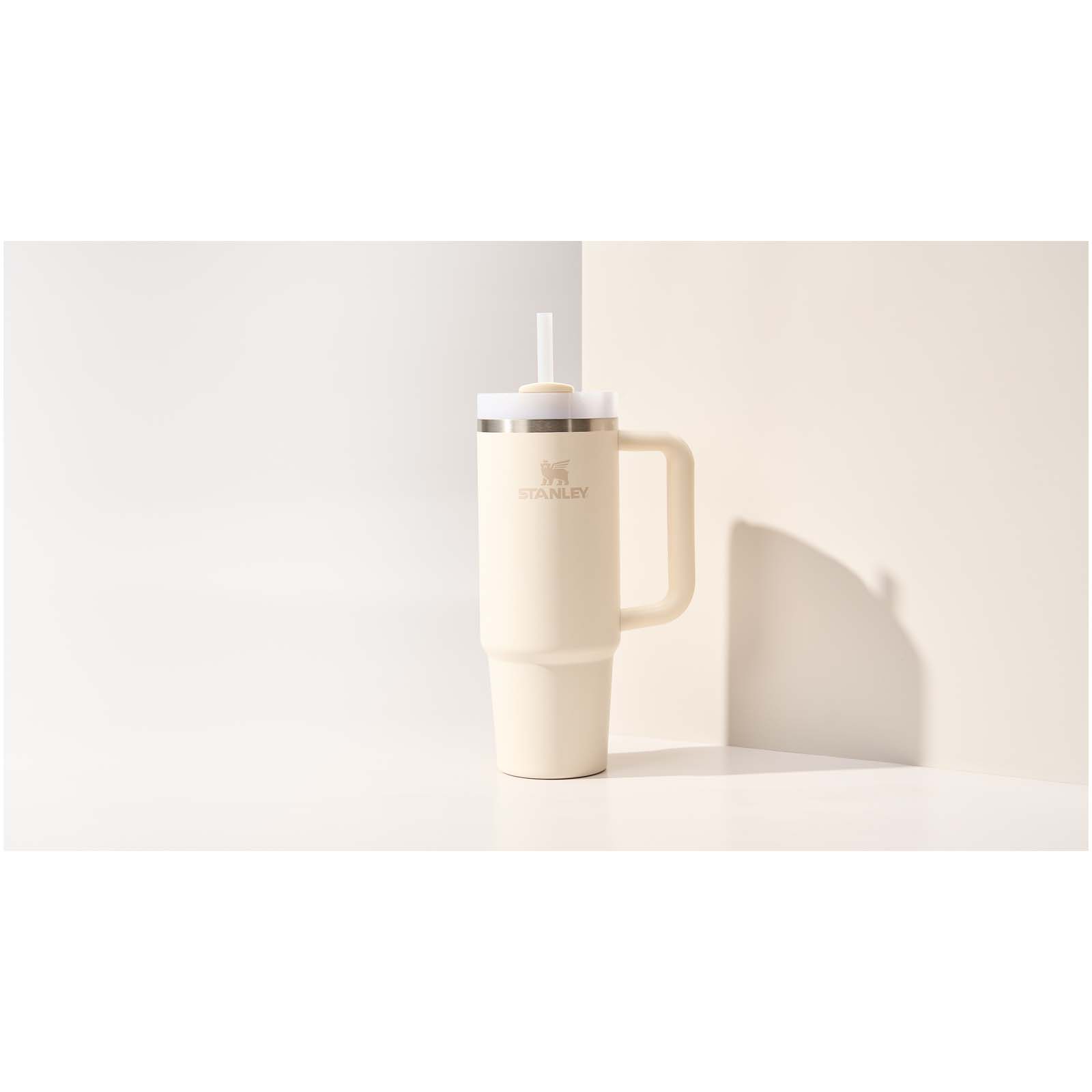 Bicchiere isolato Stanley Quencher® H2.0 FlowState™ 890 ml in acciaio inox riciclato