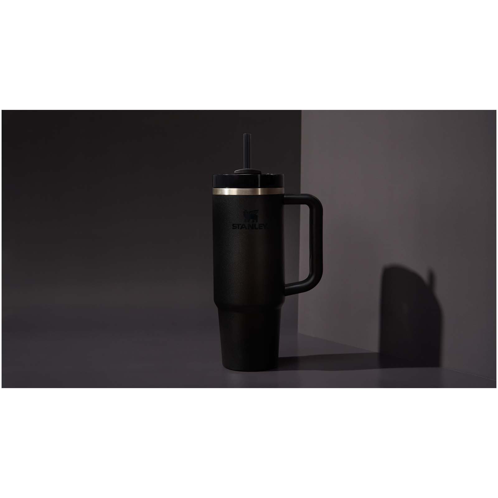 Bicchiere isolato Stanley Quencher® H2.0 FlowState™ 890 ml in acciaio inox riciclato