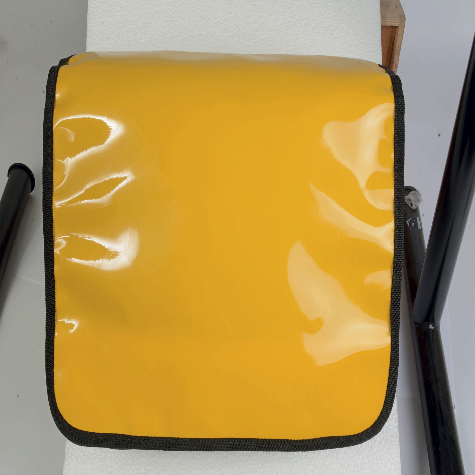 Cartella in poliestere 600D con tracolla regolabile e patta in PVC lucido