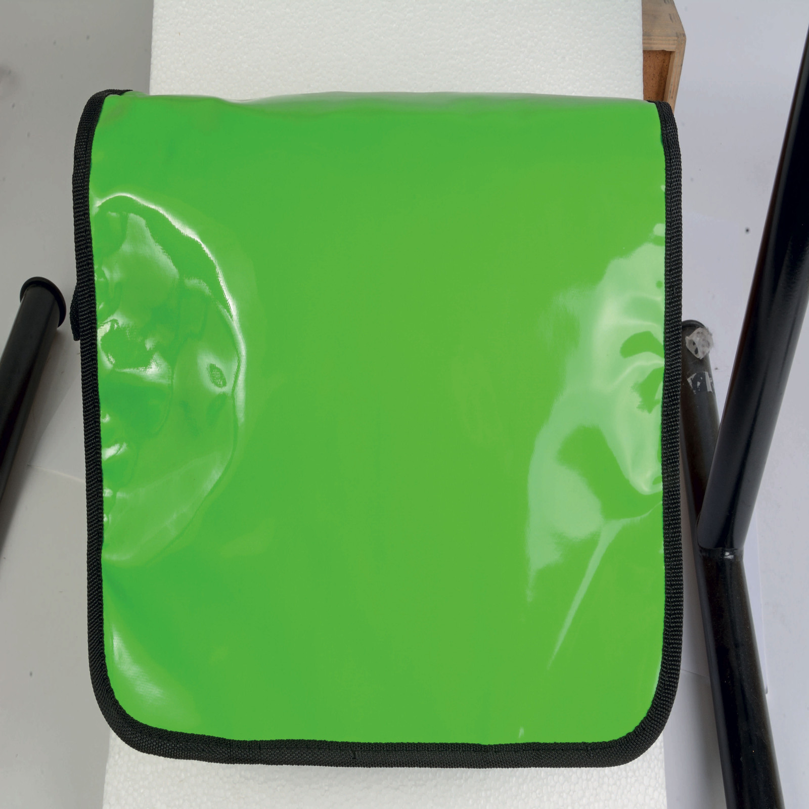 Cartella in poliestere 600D con tracolla regolabile e patta in PVC lucido