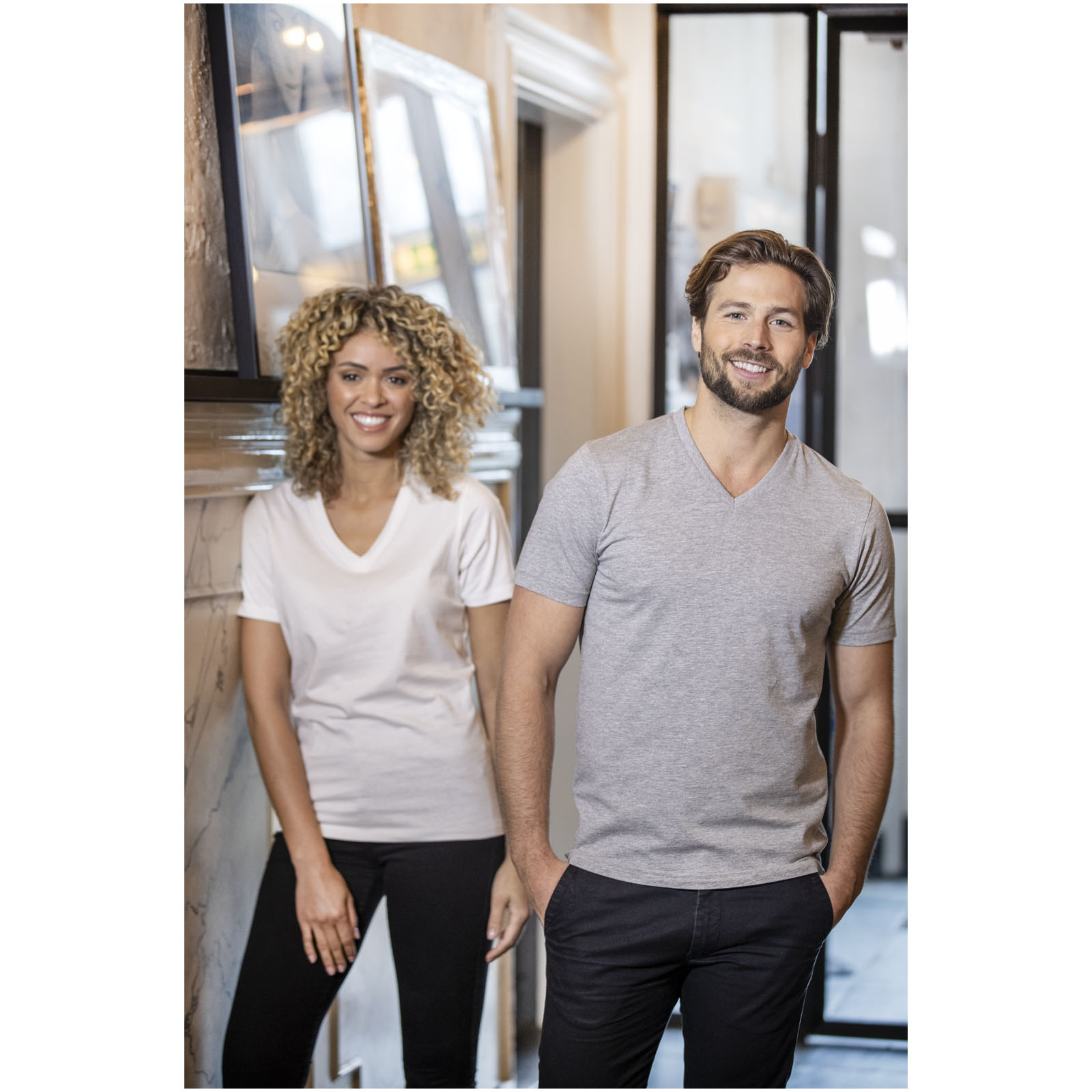 T-shirt Somoto da donna a manica corta con collo a V 